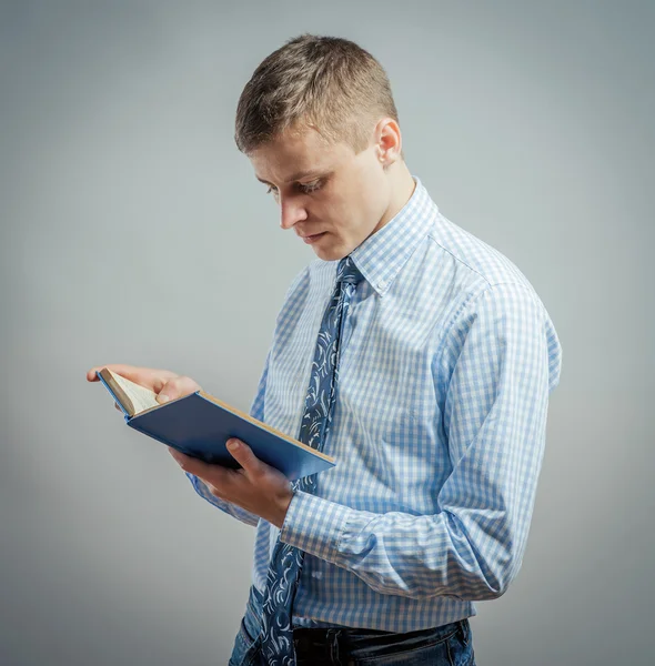 Mann liest Buch — Stockfoto