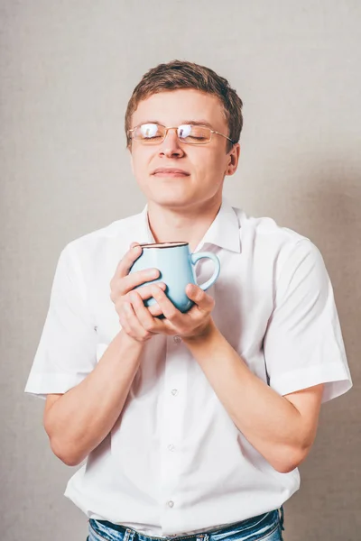 Uomo in bicchieri con una tazza — Foto Stock