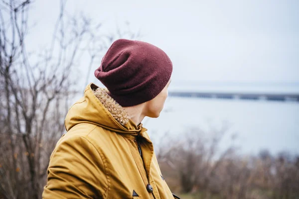 Junger Mann in Winterkleidung — Stockfoto