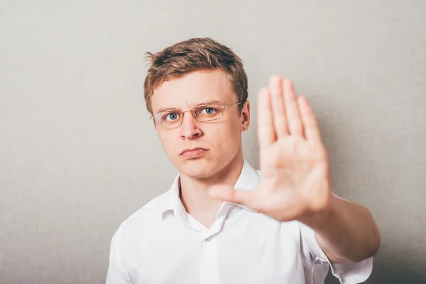 Homem mostrando sinal de stop — Fotografia de Stock