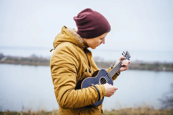 Hombre jugando ukelele — Foto de Stock