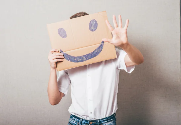 Hombre sosteniendo un cartón con una sonrisa —  Fotos de Stock