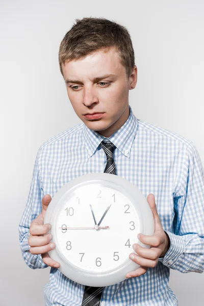 Hombre sosteniendo un reloj —  Fotos de Stock