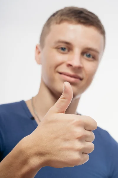 Junger Mann hebt den Daumen — Stockfoto