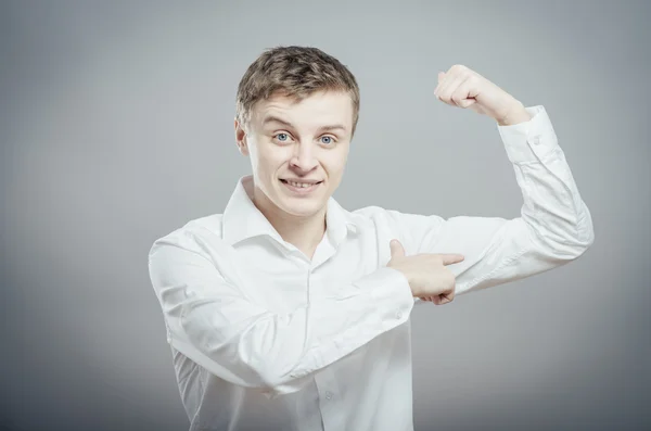 Hombre mostrando sus músculos — Foto de Stock