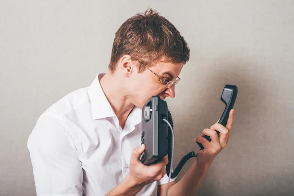 Mann schreit ins Telefon — Stockfoto