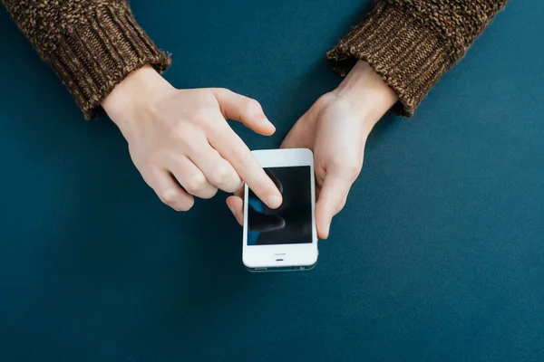 Man using a smartphone — Stock Photo, Image