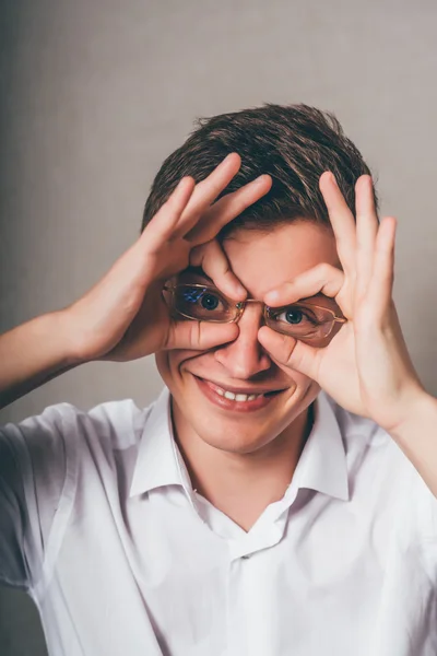 Hombre de negocios haciendo prismáticos — Foto de Stock