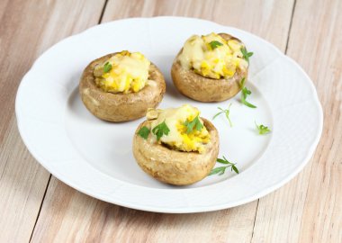 Yumurta ve peynir ile doldurulmuş ızgara mantar