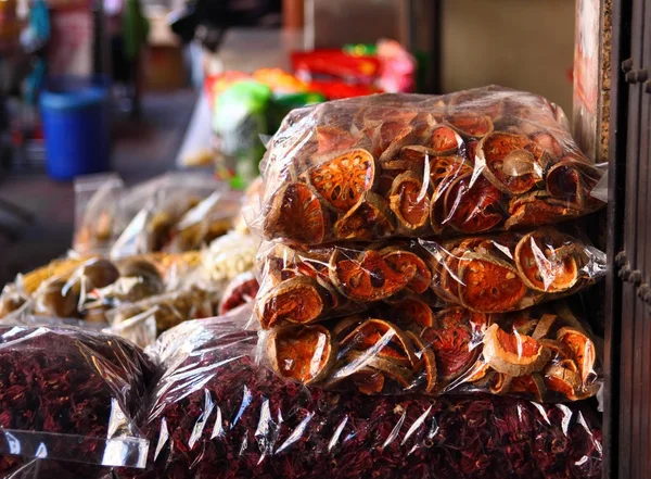 Frutas e ervas secas no mercado de rua — Fotografia de Stock