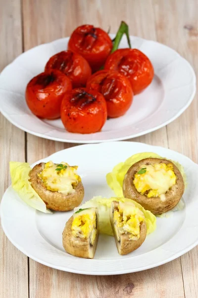 Tomates a la parrilla y champiñones rellenos de huevos — Foto de Stock