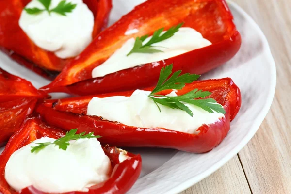 Kırmızı biber krem peynir ile doldurulmuş. 