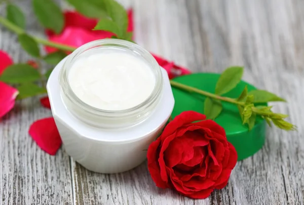 Creme facial e corporal com rosa vermelha . — Fotografia de Stock