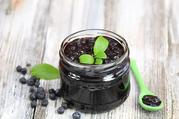 Blaubeermarmelade im Glas und Blaubeeren — Stockfoto