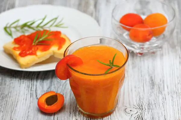 Färska aprikos smoothie i glas — Stockfoto