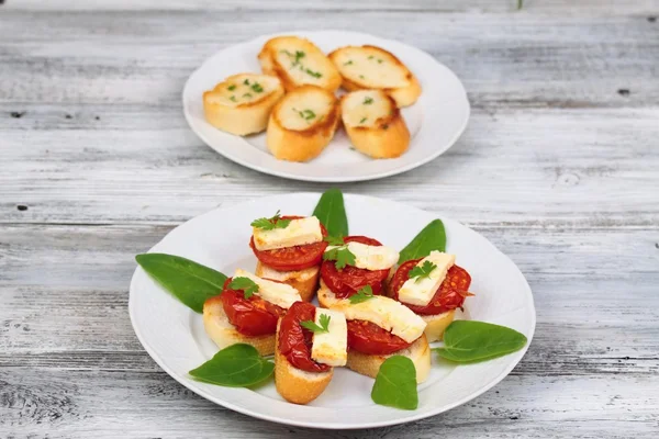 Izgara açık sandviç domates ve peynirli ıspanak ile dekore edilmiş, maydanoz yaprakları — Stok fotoğraf