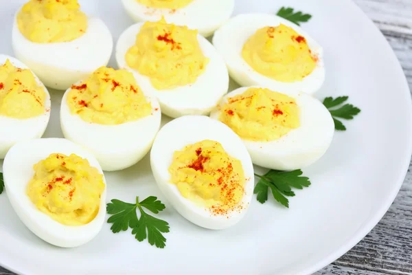 Ovos abatidos cheios de uma deliciosa mistura de gemas, maionese, mostarda e especiarias — Fotografia de Stock