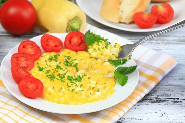 Sahanda yumurta, baget ve sebze — Stok fotoğraf
