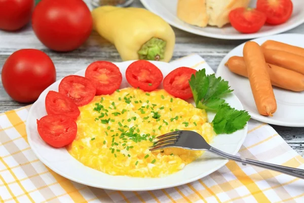 Delicioso café da manhã de ovos mexidos, baguetes e vegetais — Fotografia de Stock