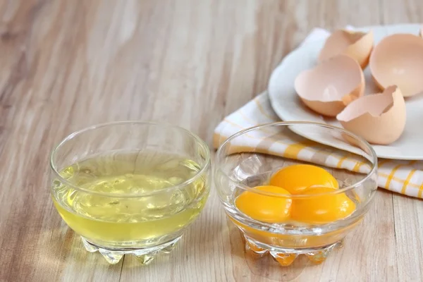 怎样才能把鸡蛋蛋清和蛋黄分开 图库图片