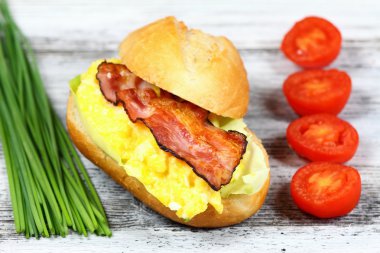 Pastırma, çırpılmış yumurta ve marul ile lezzetli sandviç