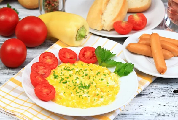 Delicioso desayuno de huevos revueltos, baguettes y verduras —  Fotos de Stock