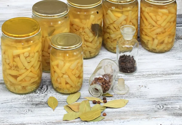 Domácí konzervované žluté fazole v pikantním láku — Stock fotografie