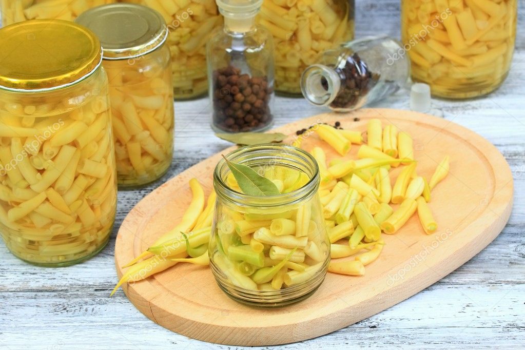Haricots jaunes confits maison au cornichon épicé — Photographie