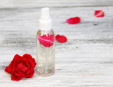 Gül suyu ile içinde bir gül yaprağı