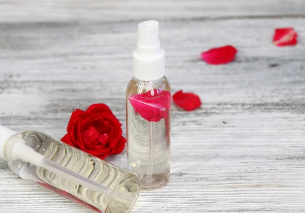 Rosenwasser mit einem Rosenblatt im Inneren — Stockfoto