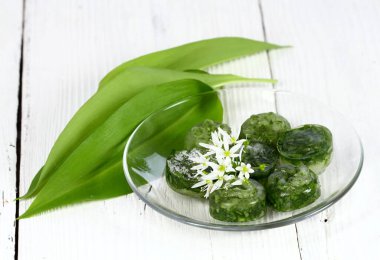 Donmuş yabani sarımsak, latte. Allium ursinum. Beyaz ahşap tahtada ayı sarımsak ya da Ramson olarak da bilinir..