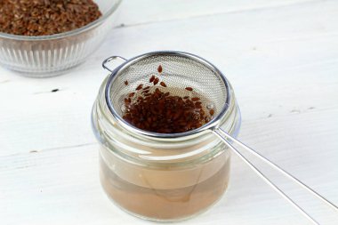 Mükemmel saçlar için doğal saç kremi yapıyorum. Kavanoza filtrelenmiş haşlanmış keten tohumu. Organik ve sağlıklı saç losyonu..