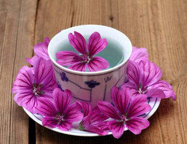 Taze yaban ördeği çiçeklerinden alınmış bitki çayı. Malva sylvestris. Şifalı bitkiler bitkisel ilaçlarda kullanılır. Öksürük ve iltihaplanmaya iyi gelir..