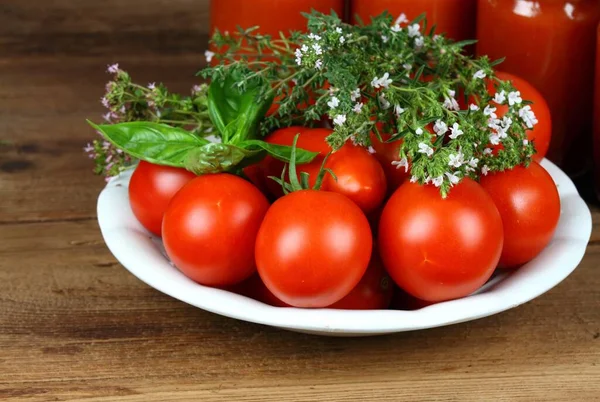 Hausgemachtes Ketchup Frische Tomaten Und Kräuter Aus Basilikum Thymian Und — Stockfoto