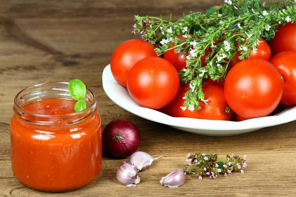 Hausgemachtes Ketchup Vorne Glas Mit Frischem Ketchup Hinten Frische Tomaten — Stockfoto