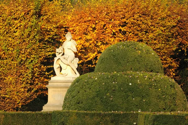 Kadının sonbahar Park antik heykel — Stok fotoğraf
