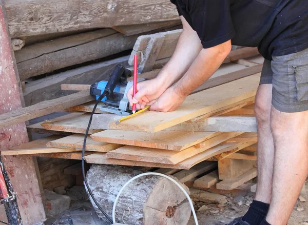 Adam bir tahta ölçme — Stok fotoğraf