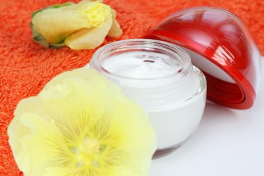 Gülhatmi, lat. Alcea rosea ile yüz ve vücut kremi
