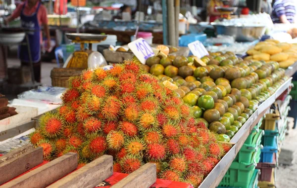 Rambutan, Lat. Nephelio lappaceum en el mercado callejero —  Fotos de Stock