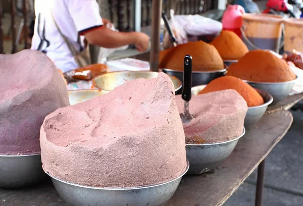 Straßenmarkt, Schüsseln mit Currypaste, Thailand — Stockfoto