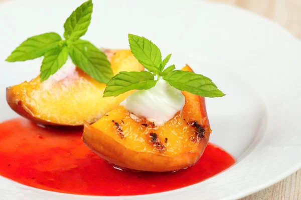 Grilled peaches with mascarpone  and mint — Stock Photo, Image