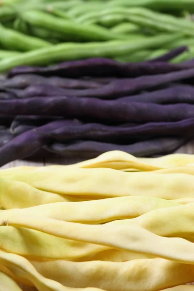 Granos amarillos, verdes y violetas crudos — Foto de Stock