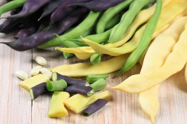 Granos amarillos, verdes y violetas crudos — Foto de Stock
