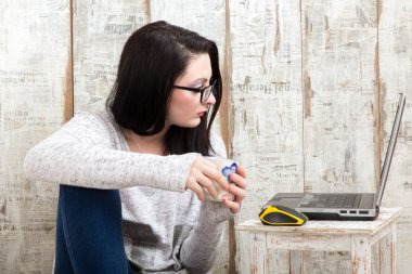 Öğrenci kız giyiyor gözlük dizüstü eğitim wh