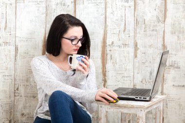 Öğrenci kız giyiyor gözlük dizüstü eğitim wh