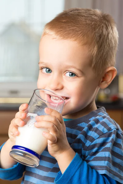 Niño bebiendo leche de vidrio — Foto de Stock