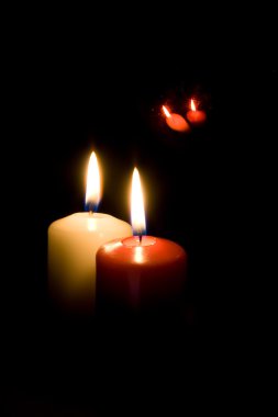 Siyah zemin üzerine kırmızı ve sarı mum