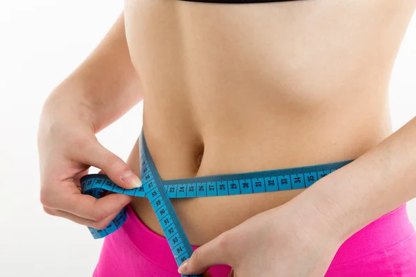 Fitness-Mädchen Messen ihrer perfekt geformten schönen Taille. — Stockfoto