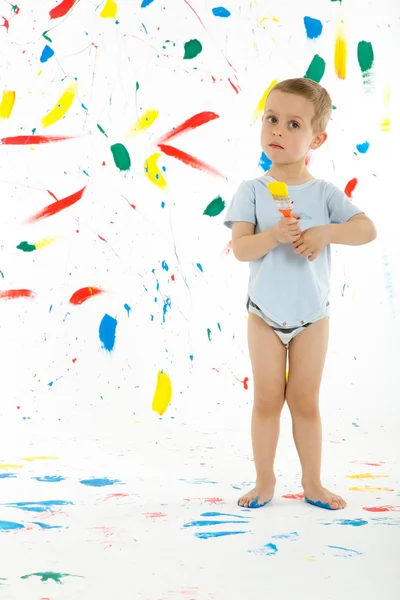 Adorable 3 year old boy child creatively stains on the wall. — Stock Photo, Image