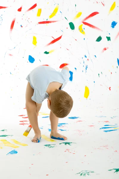 Adorable 3 year old boy child creatively stains on the wall. — Stock Photo, Image